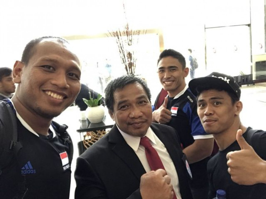 BERI MOTIVASI: Sumarlani (tengah) bersama tiga dari enam pegulat Kaltim yang menghuni Pelatnas persiapan Indonesia ke Asian Games 2018. (Istimewa/net)