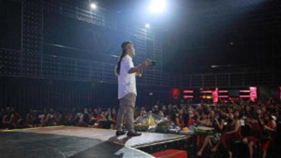 VIRAL: Gus Miftah mengajak salawat para wanita bergaun seksi di salah satu klub diskotik di Bali