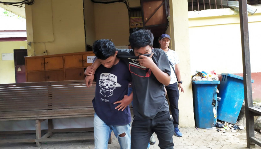 Dua pelaku curanmor yang diamankan Polsek Samarinda Kota dan satu di kena timah panas sempat melakukan perlawannan. ( Foto: Nancy/korankaltimcom)