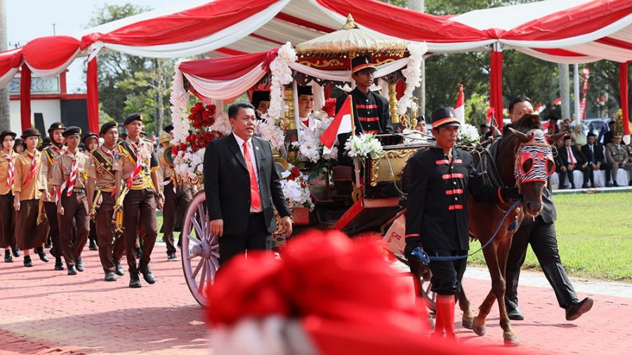 Bendera Merah Putih dan Teks Proklamasi di Kabupaten Kukar dibawa menggunakan kereta kencana, Kamis (17/8/2023). (Foto: Prokom)