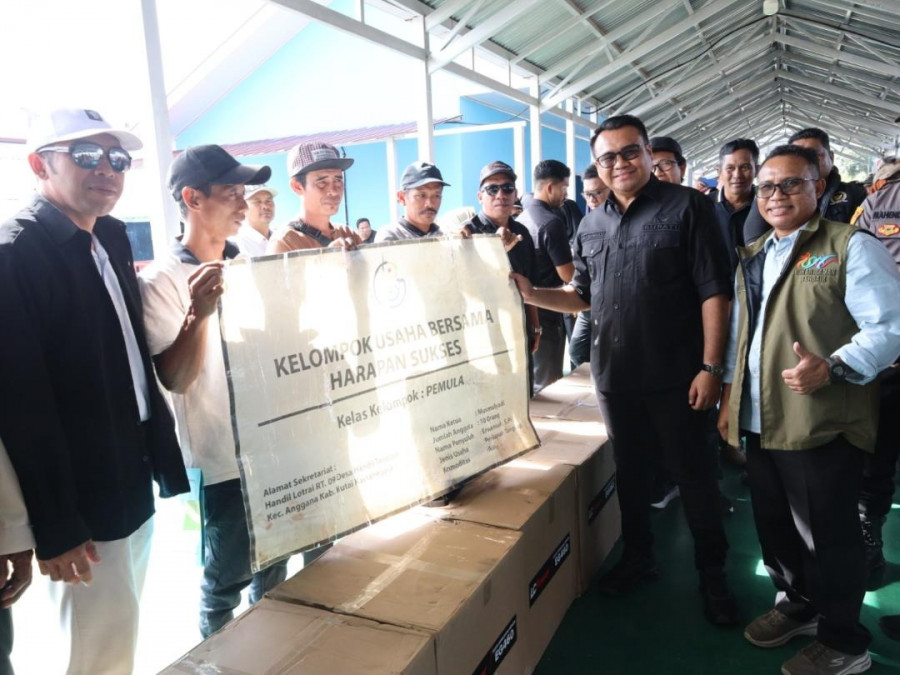 Bupati Kukar Aulia RB menyerahkan bantuan, berdialog dan menghadiri Peringatan Maulid Nabi SAW di Anggana. (Foto: Prokom)