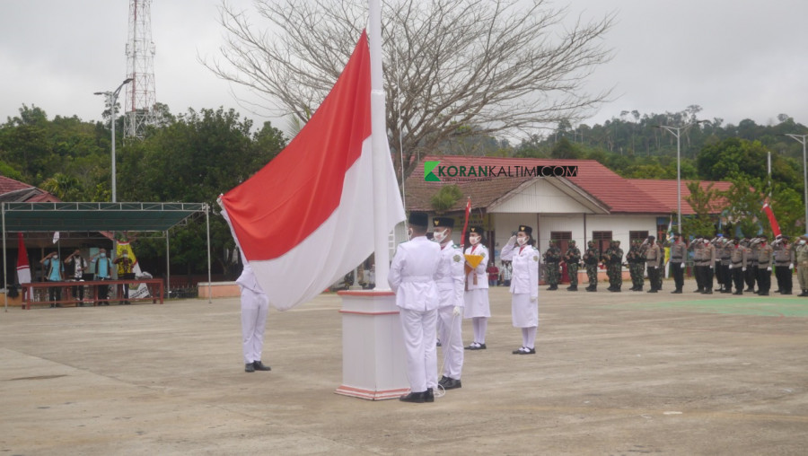 Suasana upacara pengibaran bendera Merah Putih yang dilaksanakan di alun-alun Ujoh Bilang (Foto: Yosafat/korankaltim.com)