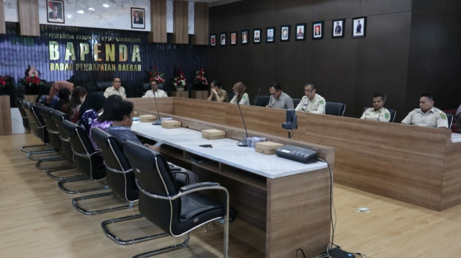 Bapenda Kukar saat menerima kunjungan kerja dari Bapenda Mahulu dalam rangka konsultasi terkait retribusi daerah. (Foto: Heri/Korankaltim.com)