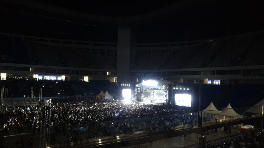 Suasana penonton dalam konser Noah di Stadion Batakan Balikpapan pada Sabtu (27/8/2022) malam. (Foto: Istimewa)