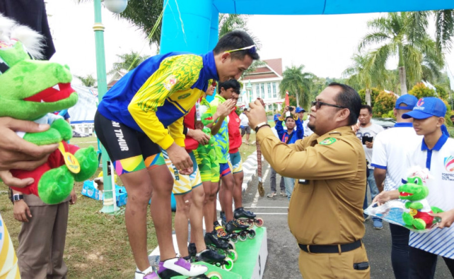 Wakil Bupati Kutim, Kasmidi Bulang saat mengalungkan mendali kepada pemenang