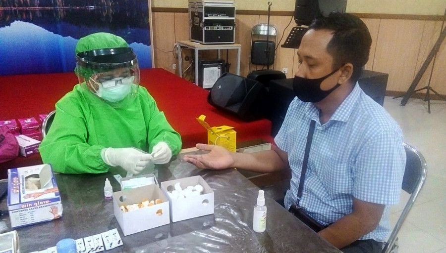 Staf Set-DPRD Kukar Saat Mengikuti Rapid Test yang difasilitasi Dinkes Kukar(Foto: Heri/korankaltim.com)