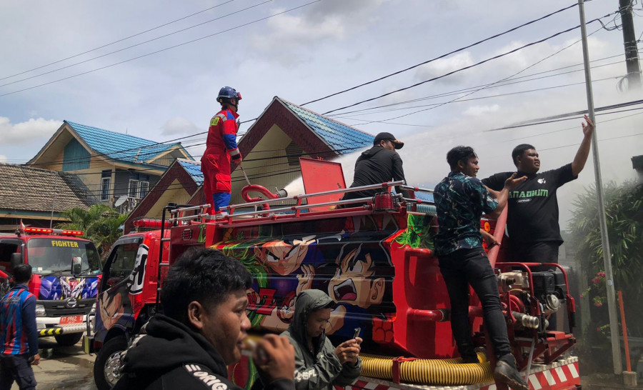Kebakaran terjadi di Jalan Ahmad Yani, Kelurahan Melayu, Tenggarong. (Foto: Erlita/Koran Kaltim)