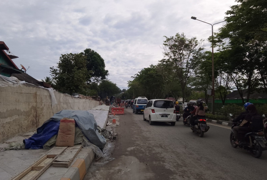 Pengerjaan proyek pelebaran jalan Muara Rapak. (Foto: Laeko/Korankaltim.com)
