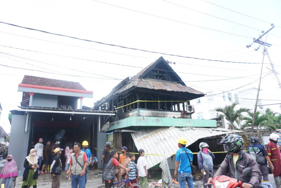 Rumah berlantai dua yang ludes terbakar, hingga tewaskan bocah laki-laki Selasa (8/9/2020) kemarin.(Foto:Nancy/korankaltim.com)