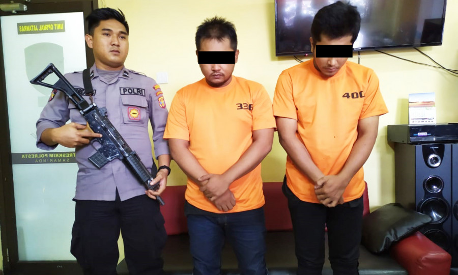 Dua pelaku yang melakukan kekerasan yang saat ini telah diamankan pihak kepolisian di Polresta Samarinda pada Senin (17/6) tadi. (Nancy/korankaltim.com)