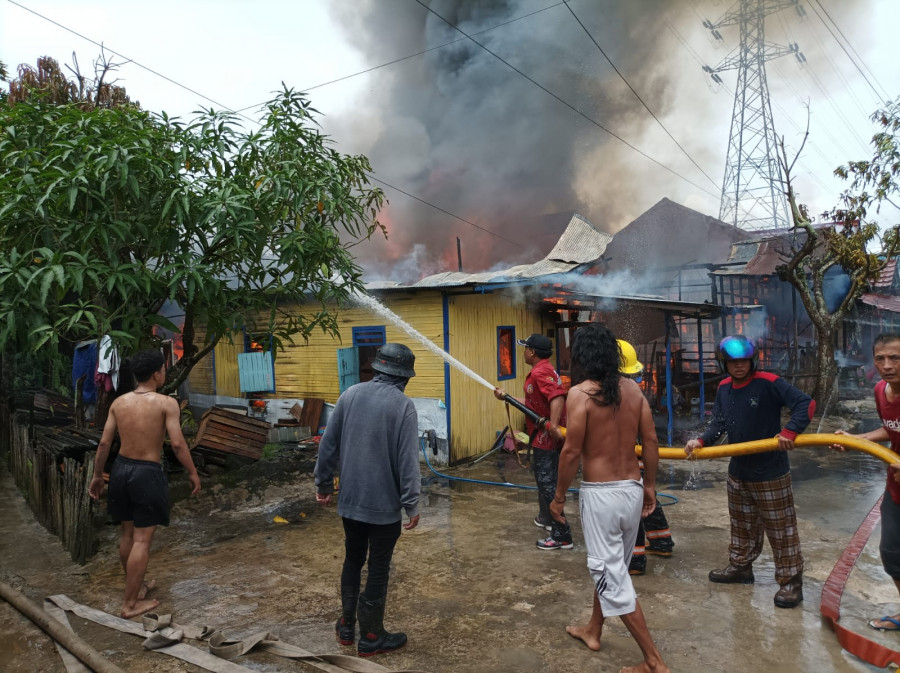 Relawan dan warga sekitar serta petugas pemadam bahu-membahu melakukan upaya pemadaman api yang berkobar Selasa (17/5/2022) tadi.(Foto:Nancy/korankaltim.com)