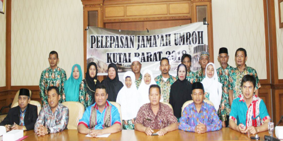 20 orang peserta jemaah umrah yang dibiayai Pemkab Kubar, dilepas untuk berangkat ke tanah suci, Mekah. (imran/korankaltim.com)
