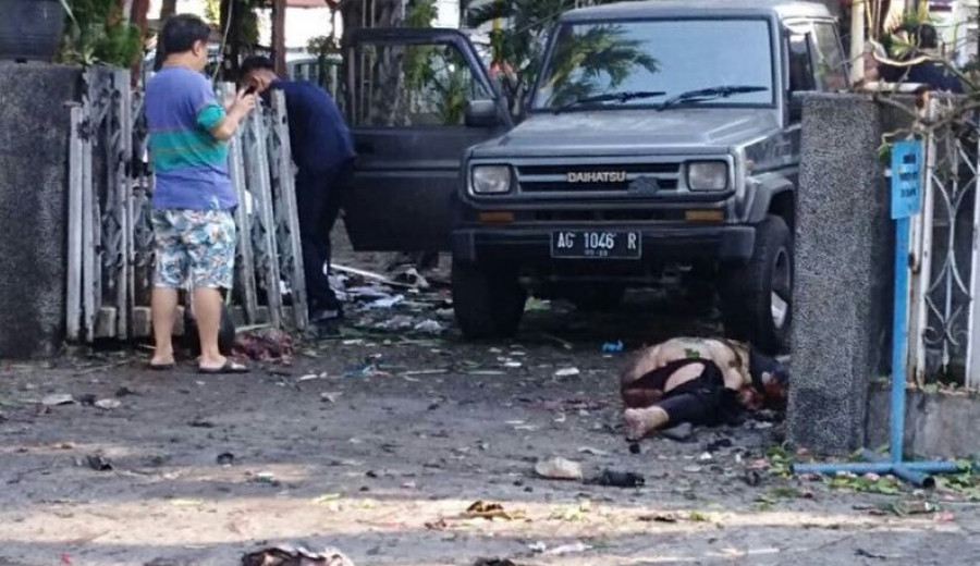 Ada yang Pakai Mobil, Ada Juga yang Naik Motor