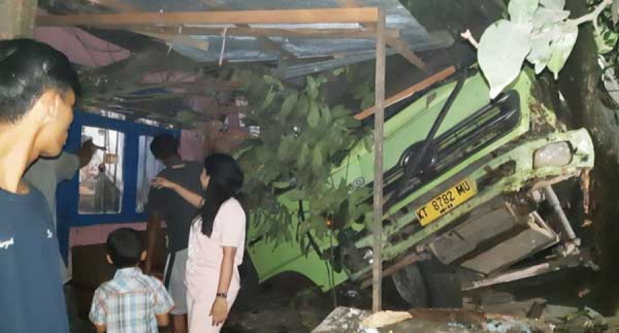 Truk Tronton yang mengalami kecelakaan di Jalan KH Hasyim Asyari, Samarinda, tampak ringsek setelah menabrak batang pohon.