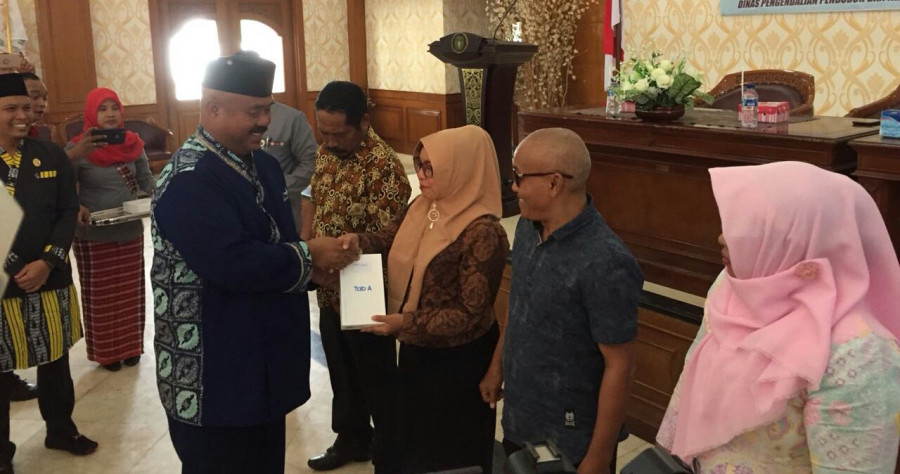 Plt Bupati Kukar, Edi Damansyah serahkan smartphone secara simbolis kepada PLKB/PKB