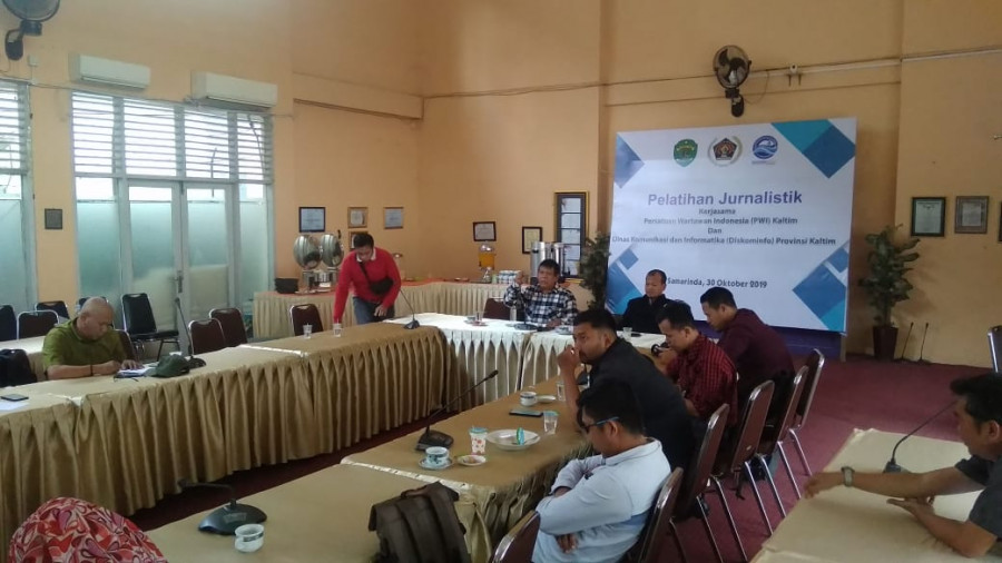 Sesi pemahaman berita investigasi pada pelatihan jurnalistik yang dilaksanakan PWI dan Diskominfo Kaltim di aula Diskominfo Kaltim Jl. Basuki Rahmat. (Foto: Adhi Abdhian/korankaltimcom)