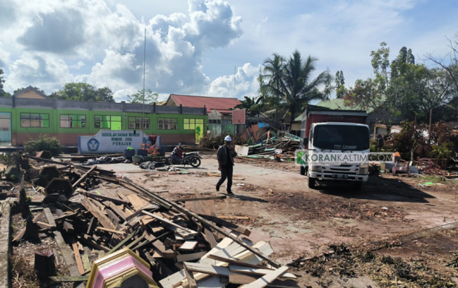 Pelaksana kegiatan mulai melakukan aktivitas pekerjaan di SDN 026 Penajam. (Foto: Erwin/Korankaltim.com)