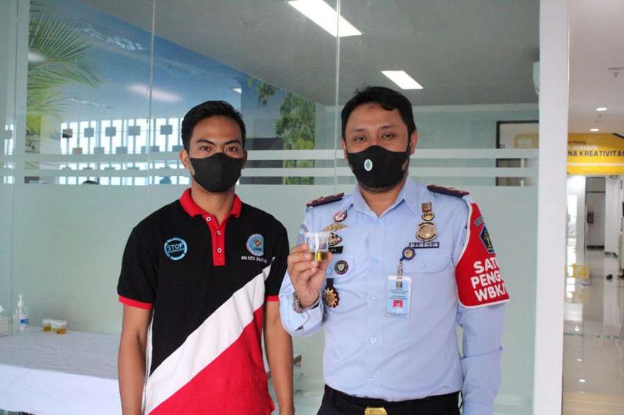Petugas memperlihatkan urine yang akan diuji narkotika. Kantor Imigrasi Balikpapan komitmen untuk terus mendukung pencegahan dan pemberantasan narkotika. (Foto: Imigrasi Balikpapan)