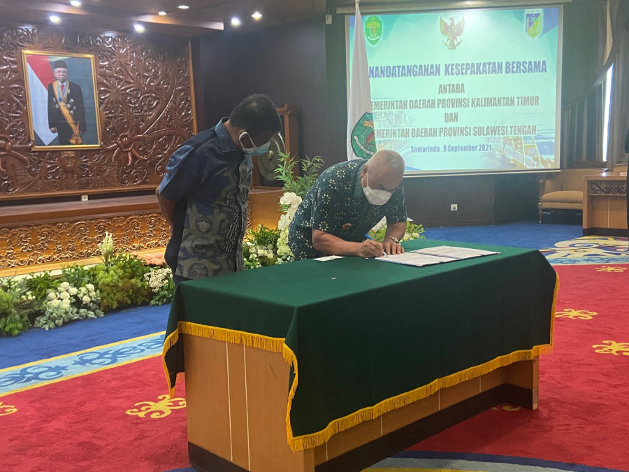 Gubernur Kaltim, Isran Noor saat menandatangani nota kerjasama bersama dengan Gubernur Sulteng, Rusdy Mastura (permata/korankaltim)