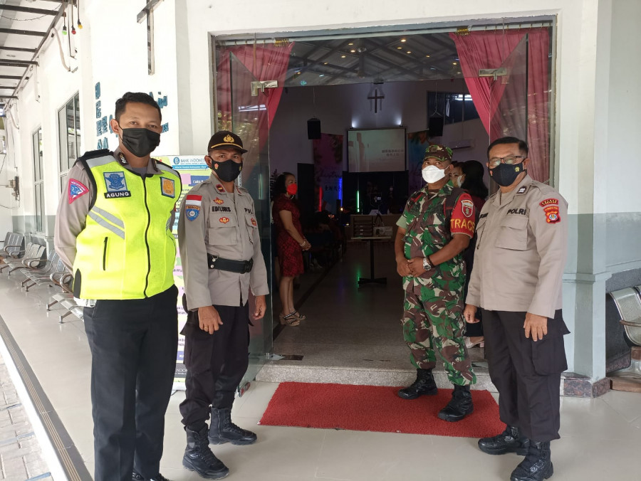 Petugas keamanan dari Kodim 0907/Trk dan Polres Tarakan tampak berjaga-jaga di sejumlah gereja yang ada di Tarakan. (Pendam VI/Mlw)