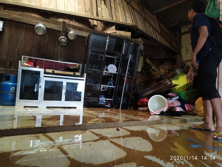 Rumah milik Farida (34) yang dihantam tanah lonsor di Jalan Lumba lumba RT 05 Gang 7 Kelurahan Selili Samarinda Ilir hari ini. (Foto: Nancy/korankaltimcom)