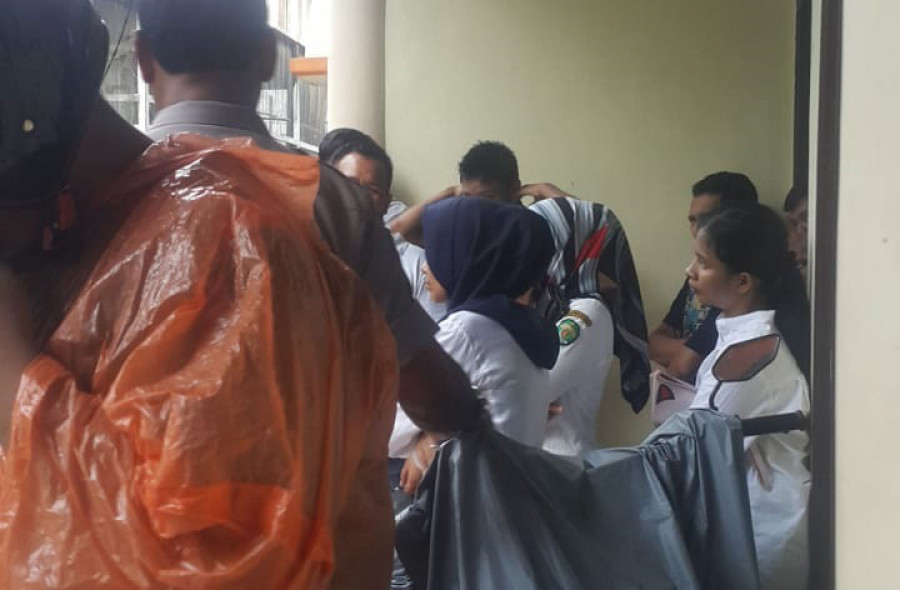 Rekan-rekan kerja korban yang datang untuk melihat kondisi korban Rabu (3/7) saat ini. ( Foto: Nancy / korankaltim.com)