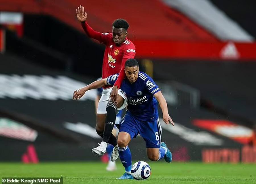 Anthony Alenga (belakang) pemain cadangan Manchester United yang jadi starter di laga melawan Leicester City dengan hasil mengecewakan berupa kekalahan. (Foto: dailymail)