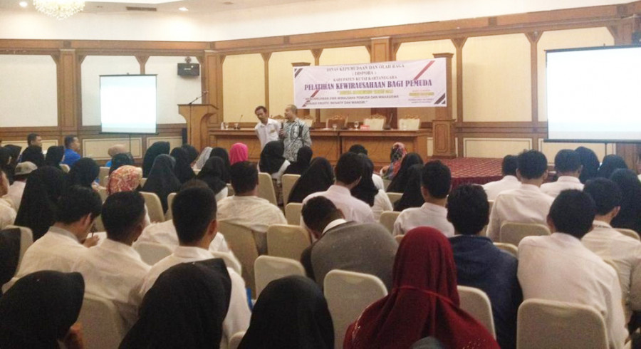 Suryadi Laodang memaparkan cara memasarkan produk lewat Instagram di hadapan peserta pelatihan