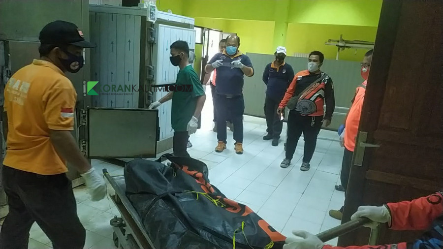Tim Inafis Polresta Samarinda saat akan melakukan identifikasi jasad, yang ternyata Suwardi Jumat (12/2/2021) tadi. (Foto: Nancy/korankaltim.com)