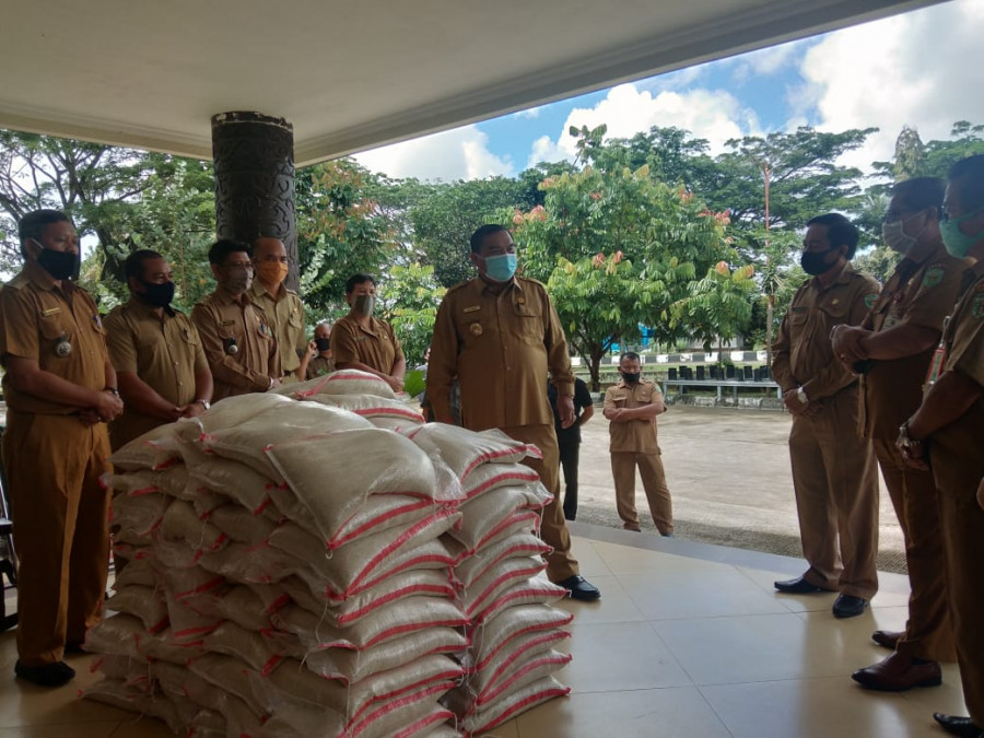 Bupati Kubar FX Yapan saat menyerahkan bantuan secara simbolis kepada Dinas Ketahanan Pangan untuk dibagikan ke masyarakat terdampak Covid-19. (handayan/korankaltim.com)