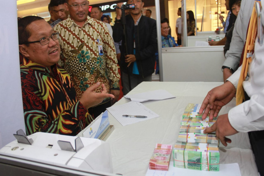 Kepala Kpw-BI Kaltim Muhamad Nur, saat meninjau loket penukaran uang baru di Bigmal Samarinda Kamis (16/05/2019) malam. (Dok Kpw-BI Kaltim)
