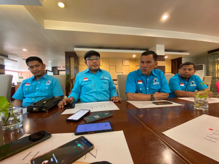 Sarwono (dua dari kiri) dan Mulhadi Ismail usai menggelar rapat konsolidas ikader Partai Gelora Balikpapan di Hotel Horison Balikpapan pada Minggu (19/2/2023) siang. (Yudi Hadi)