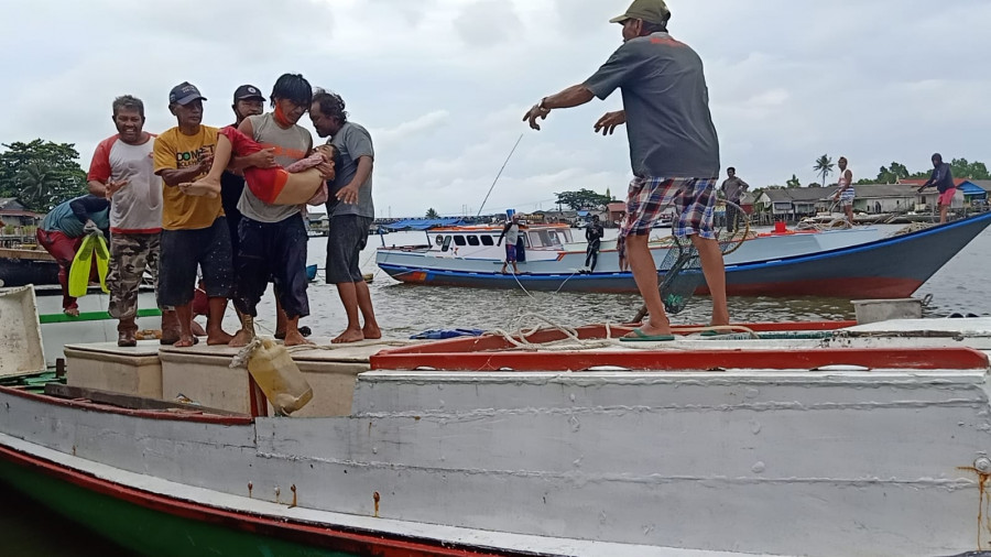 Korban anak tenggelam saat dievakuasi Tim SAR gabungan dilokasi kejadian (Ist)