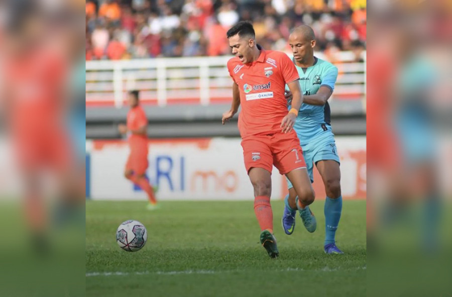 Matheus Pato (depan), memastikan Borneo FC memuncaki klasemen Liga 1 lewat hattrick untuk Borneo FC saat menghadapi Madura United sore tadi. (Foto: Borneo FC Instagram)