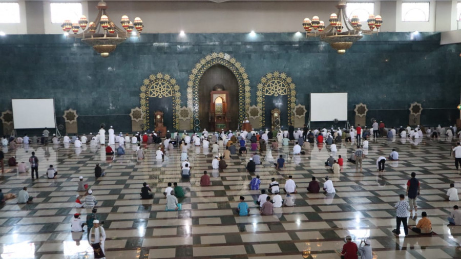 Jemaah salat Jumat, si Masjid Islamic Center Samarinda, diwajibkan melakukan cek suhu badan, sebelum masuk ke area utama masjid. (Foto: Rusdi/korankaltim.com)