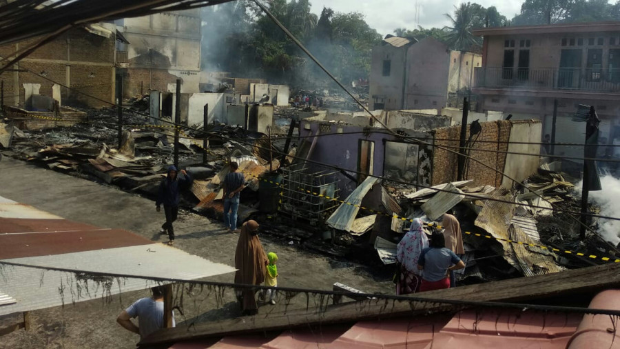 Pemukiman di RT 11 Desa Batu Sopang tampak hangus dan menyisakan puing-puing setelah lebih dari 3 jam dilalap api sejak Rabu subuh tadi. (Istimewa/KoranKaltim.Com)
