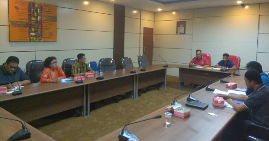 Plt. Asisten Kesra Sekda Paser, Sisman saat memimpin pertemuan pembahasan penanganan siswa dusun seburung.