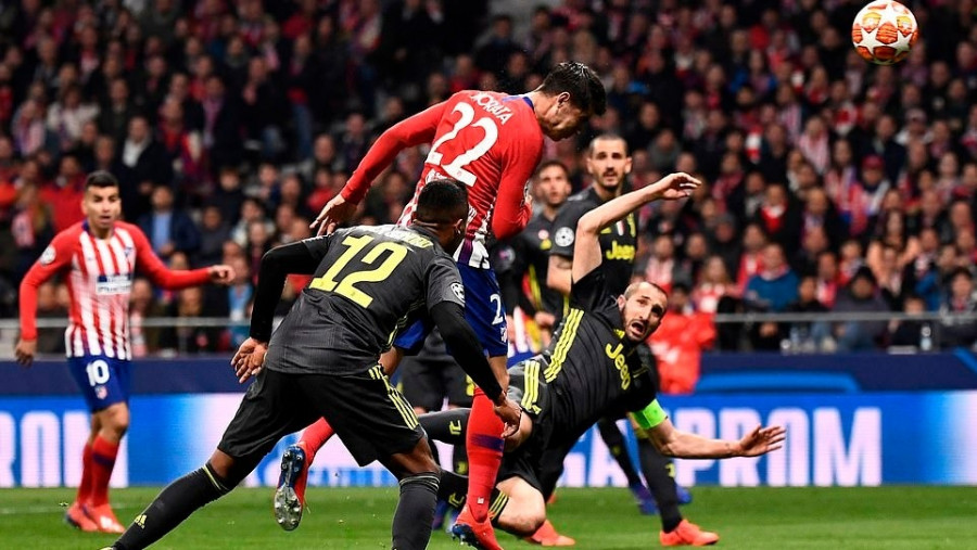 Gol sundulan Alvaro Morata yang harus dianulis wasit setelah VAR karena dianggap melakukan pelanggaran. (dailymail)