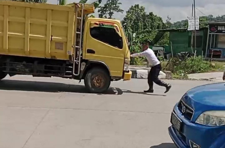 Aksi petugas Dishub Samarinda yang berjaga di Jembatan Achmad Amins, Jumat (12/5/2023) hari ini saat hendak memberhentikan truk. (Foto:Istimewa)