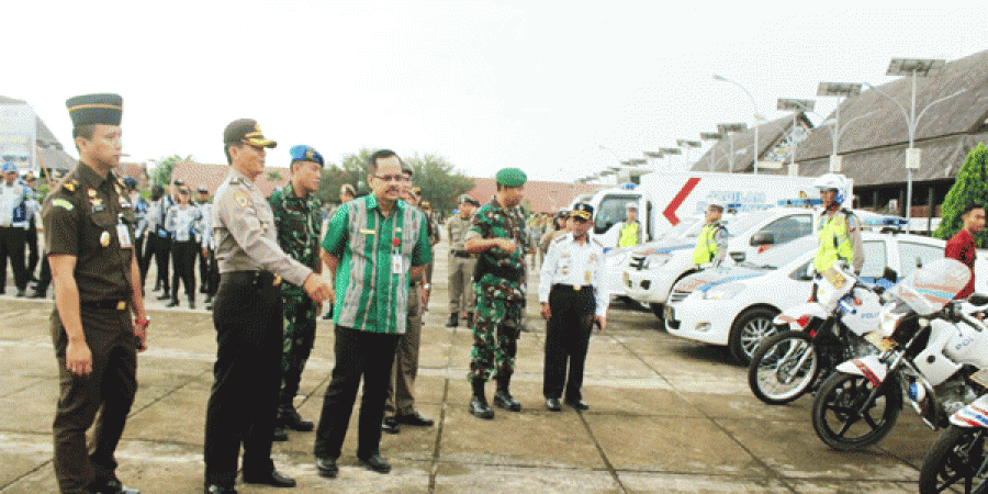 Kabag Sumda Kompol Teguh Joko Sriyono bersama Asisten III Setkab Kubar Aminuddin, memeriksa pasukan dan kendaraan serta logistik dalam OKM 2018. (Imran/korankaltim.com)