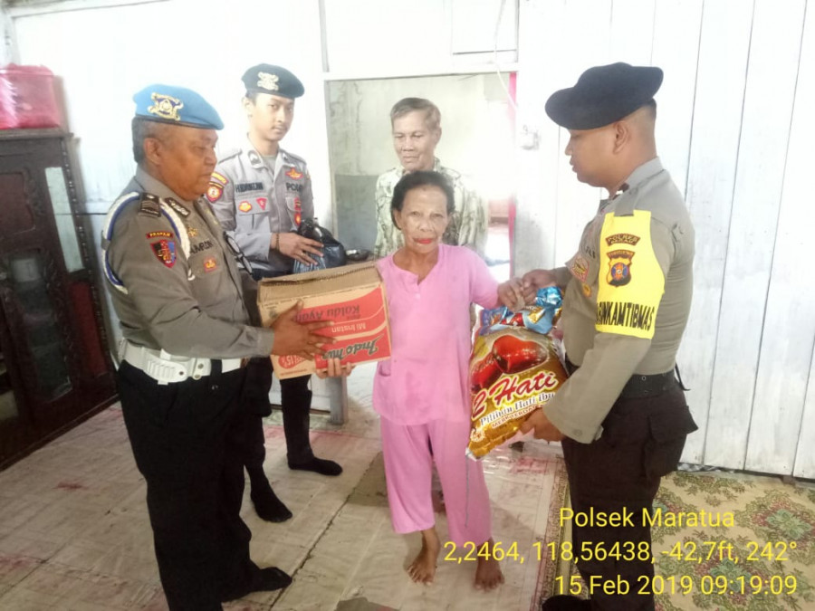 Nenek Conang bersama sang suami saat menerima bantuan dari Polsek Maratua. (Indra/KoranKaltim.Com)