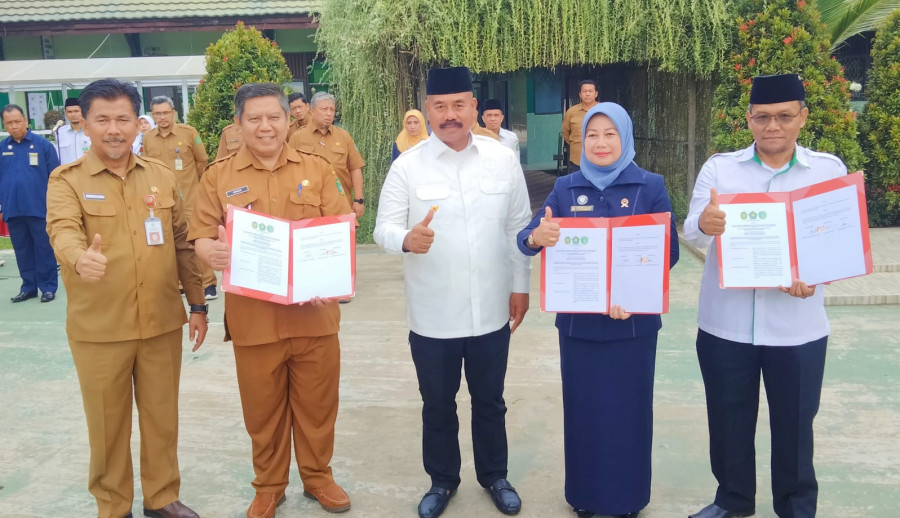 Penandatanganan kerja sama 3 lembaga yang disaksikan langsung Bupati Kukar Edi Damansyah (heri/kk)