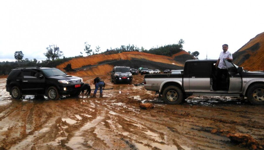 Mobil rombongan gubernur kaltim terjebak di jalan berlumpur