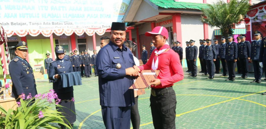 Edi serahkan remisi kepada salah satu warga binaan di Lapas Klas II B Tenggarong ( Foto: reza/korankaltimcom)