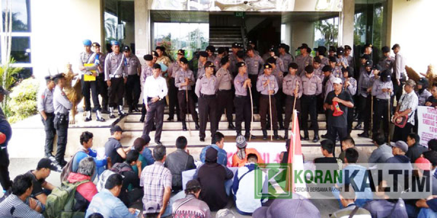 Seribuan karyawan eks Kalpataru Grup berdemonstrasi di Setkab Kukar. (Foto: Amien/korankaltim.com)