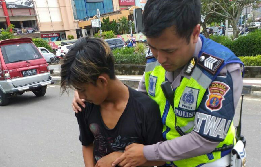 Remaja MF (16) yang saat dilakukan penggeledahan oleh anggota Satlantas Polresta Samarinda dan ditemukan sembilan poket sabu dari celana dalamnya. (Foto: Satlantas Polresta Samarinda/korankaltim.com)