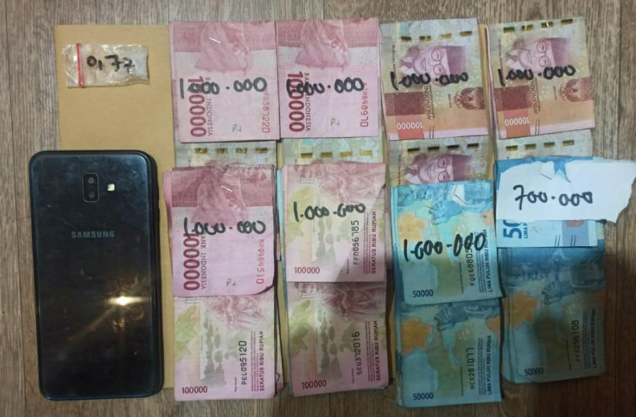 Uang jutaan rupiah bersama satu poket sabu dan satu unit handphone yang diamankan dari kakek 50 tahun. (Foto: Istimewa)