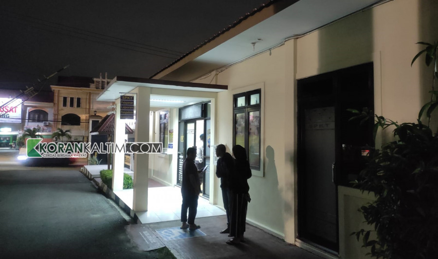 Pihak Keluarga Saat Melapor ke Polres Bontang (Foto: Romi/Korankaltim.com)