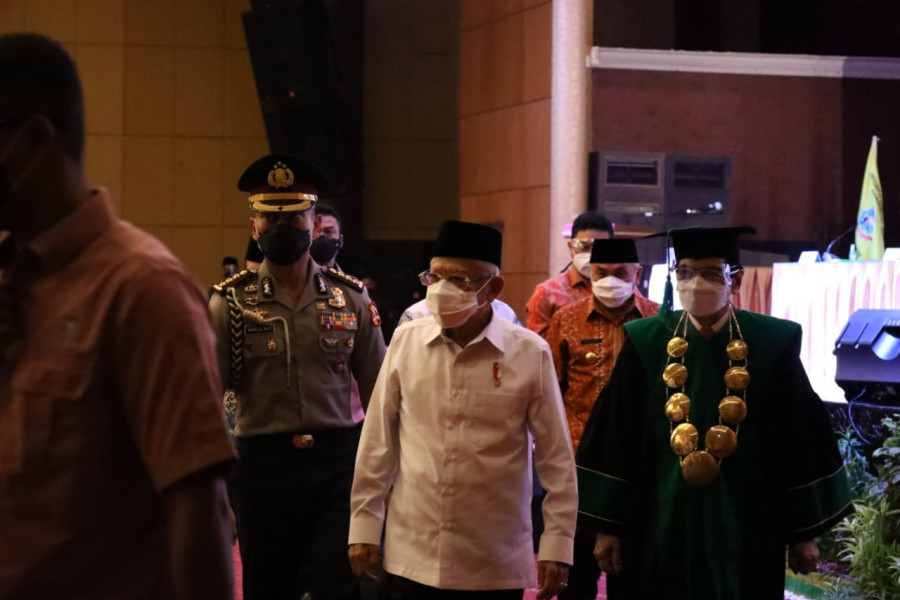 Wakil Presiden Ma'ruf Amin (kemeja putih) bersama Rektor UNU, Farid Wadjdy dalan Dies Natalis UNU yang ketujuh (Biro Administrasi Pimpinan Setdaprov Kaltim)