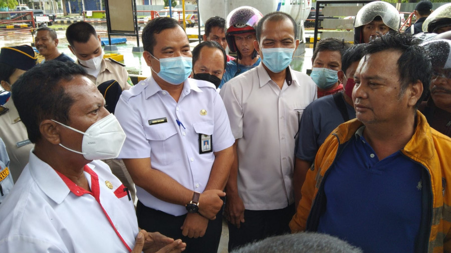 Tim gabungan saat mencoba memberikan pemahaman dan sosialisasi terkait surat edaran Bupati tentang penertiban, pengawasan dan pendistribusian BBM di SPBU Belintut, Kecamatan Barong Tongkok. (Handayan/Korankaltim.com)